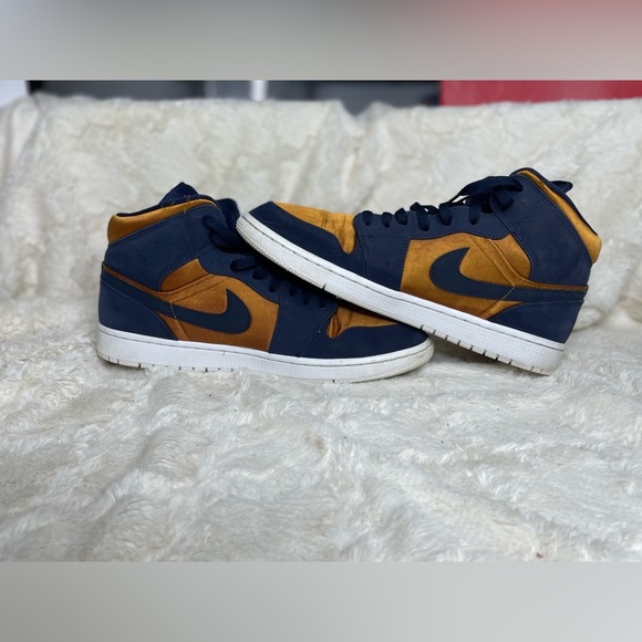 Air Jordan 1 Mid SE "Stain Gold" sneakers size 11.5 - Picture 2 of 6